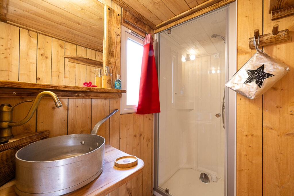 cottage signature camping paradis la grand metairie salle de bain