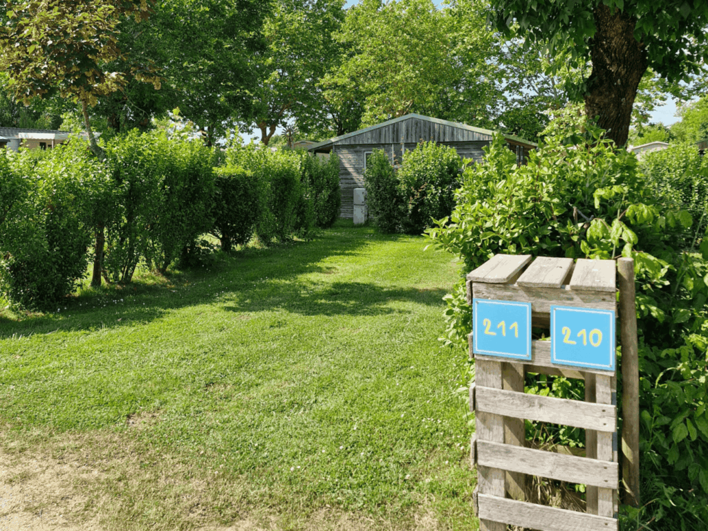 emplacement camping paradis la grand metairie vendee herbe