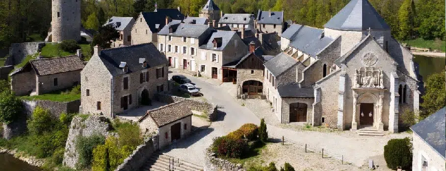 Village médiéval à découvrir Village médiéval à découvrir